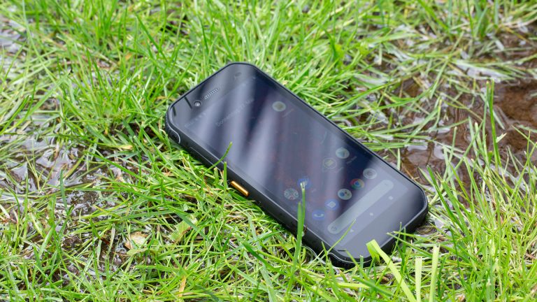 Cat S42 Das Outdoor-Smartphone Cat S42 liegt in einer schmutzigen Pfütze.