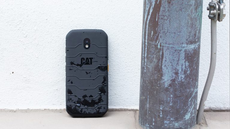 Cat S42 Aufnahme der Rückseite des Cat S42, das Smartphone ist nass.