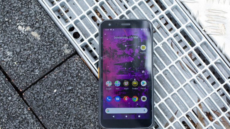Cat S62 Pro Aufnahme des Cat S62 Pro mit eingeschaltetem Display.