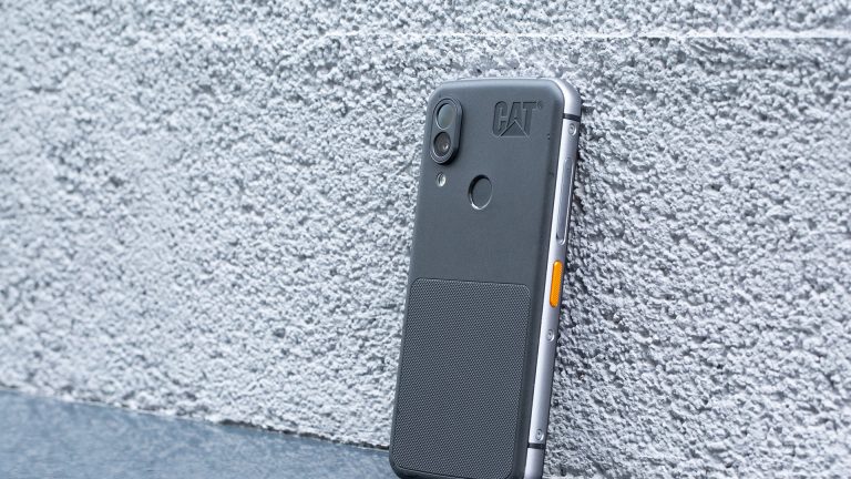 Cat S62 Pro Aufnahme von der Rückseite des S62 Pro von schräg rechts.