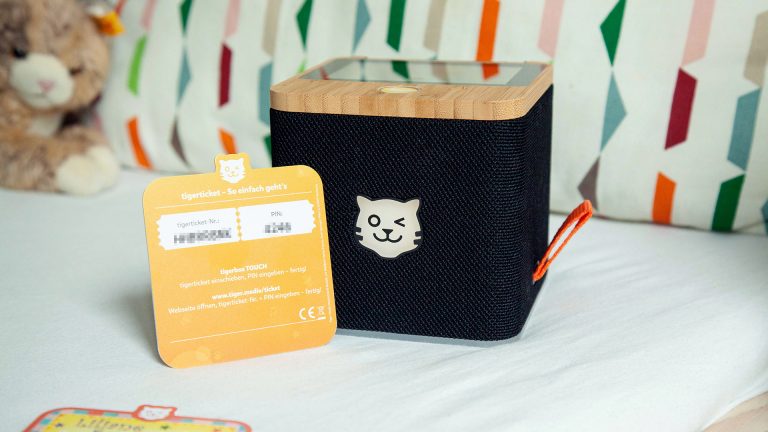Tigerbox Touch Eine schwarze Tigerbox Touch mit einem Tigerticket, das an der Box lehnt.