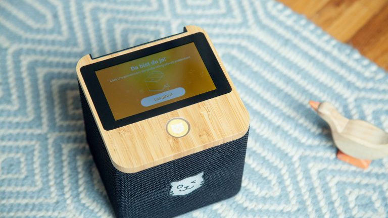 Tigerbox Touch Eine schwarze Tigerbox Touch mit dem Startbildschirm zur Ersteinrichtung.