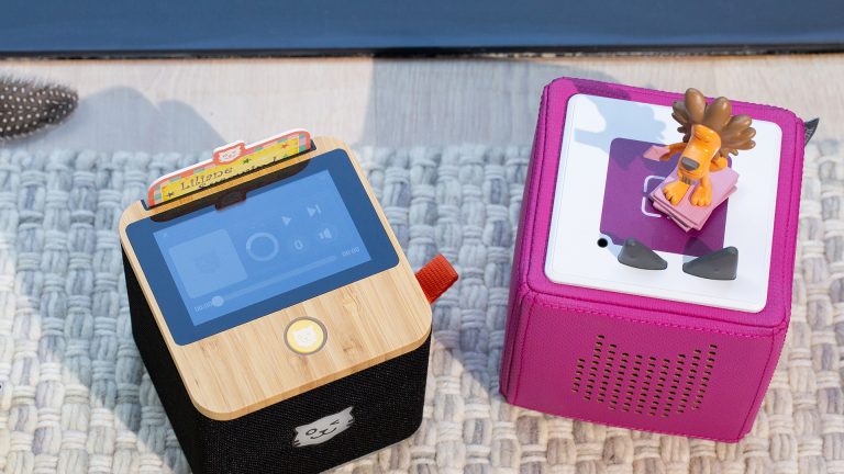 Toniebox vs. Tigerbox Draufsicht auf eine schwarze Tigerbox Touch und eine pinkfarbene Toniebox. Das Display der Tigerbox Touch zeigt den Player der Box.