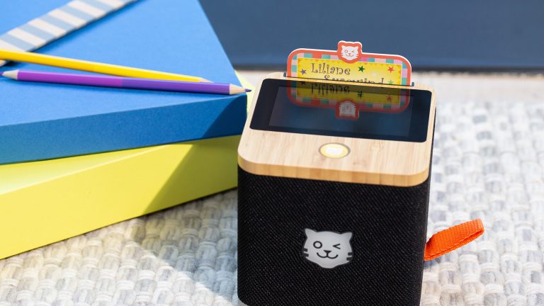 Toniebox vs. Tigerbox Eine schwarze Tigerbox steht auf einem Teppich.