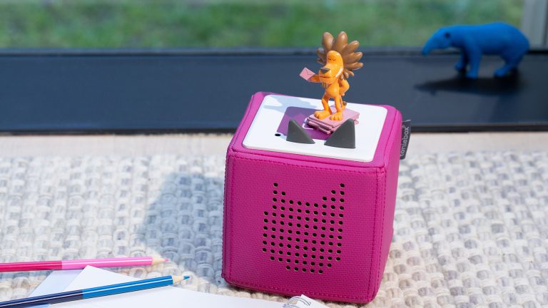 Toniebox vs. Tigerbox Auf einer pinkfarbenen Toniebox steht eine Toniefigur.