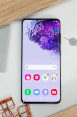 Auf einem Tisch liegt ein Samsung Galaxy S20.