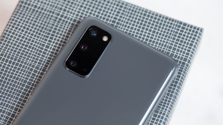 Samsung Galaxy S20: So bekommst du eine Benachrichtigungs-LED Die Rückseite eines Samsung Galaxy S20. ZU sehen ist das Kamera-Modul.