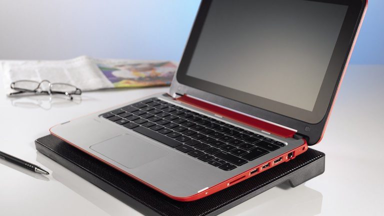 Hama Notebookkühler Ein Notebook steht auf einem Standfuß mit eingebauter Kühlung.