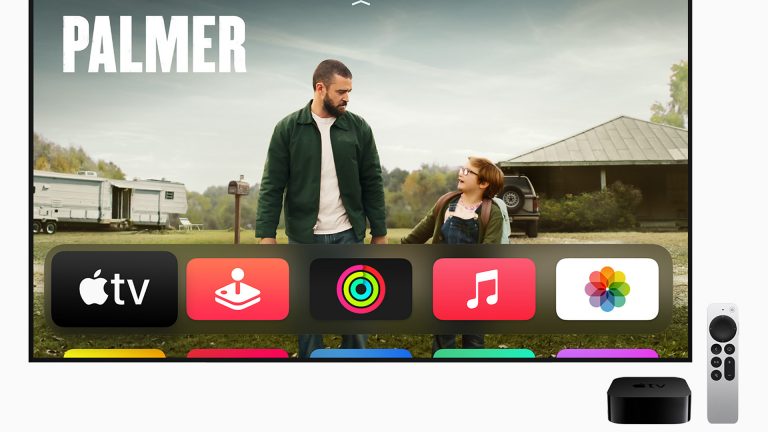 Apple One Ein Apple TV 4K neben einem Fernseher. Auf diesem ist das Hauptmenü von Apple TV zu sehen.