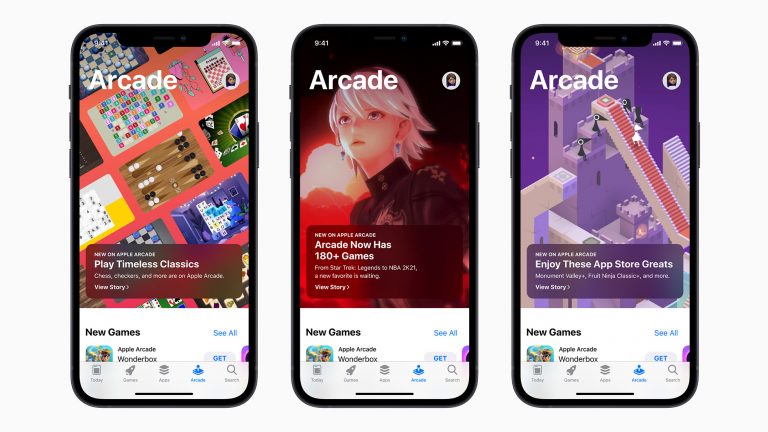 Apple One Drei Screenshots aus dem App Store von Apple Arcade auf drei iPhones.