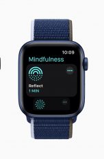 Auf drei Apple Watches nebeneinander Screens des neuen Betriebssystems watchOS 8.