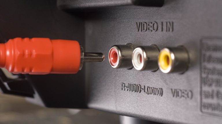 Audio-Anschlüsse am TV Auf der Rückseite eines TV-Gerätes befindet sich ein Composite-Anschluss mit drei Cinch-Buchsen, ein Cinchstecker befindet sich vor der roten Buchse.