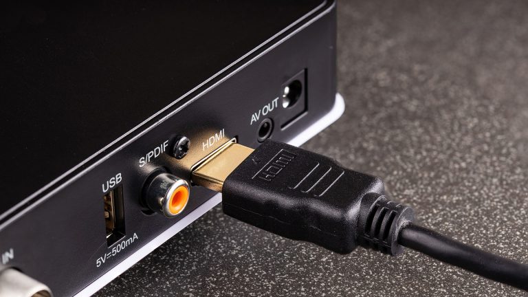 Audio-Anschlüsse am TV Auf der Rückseite eines Gerätes steckt ein HDMI-Stecker im HDMI-Anschluss.