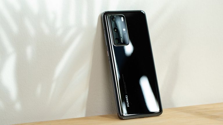 Ein Huawei P40 Pro in Schwarz lehnt an einer Wand. Zu sehen ist die Rückseite.