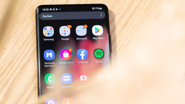 Blick auf ein Android-Smartphone. Auf dem Bildschirm ist der Play Store zu sehen.