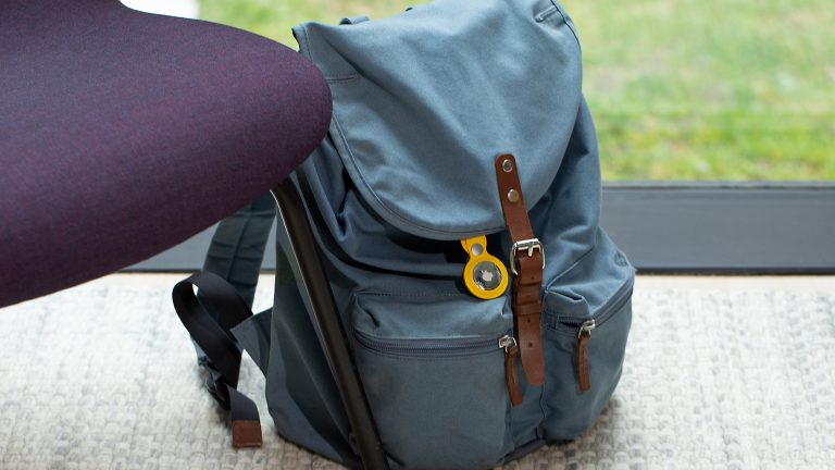 Sicher unterwegs An einem Rucksack ist ein Apple AirTag befestigt.