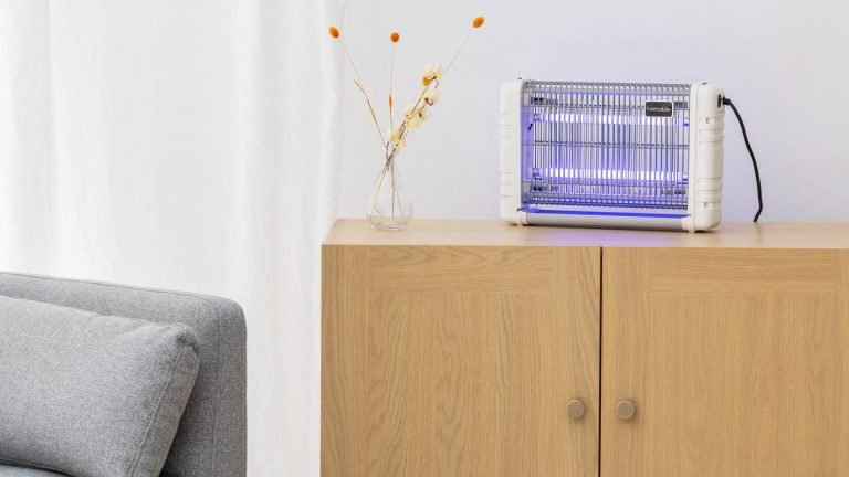 kwmobile Insektenvernichter Ein Insektenvernichter steht auf einem Sideboard im Wohnzimmer.