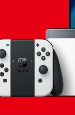 Aufnahme der Nintendo Switch OLED in der Dockingstation und der Joy-Cons in der Controller-Halterung vor einem roten Hintergrund.