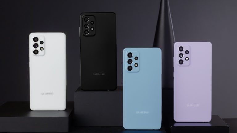 Samsung Galaxy A52 Das Galaxy A52, A52 5G und A72 stehen auf einem schwarzen Untergrund.