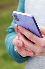 Zwei Hände halten ein iPhone.