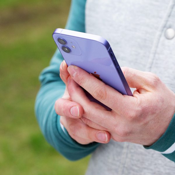 Zwei Hände halten ein iPhone.