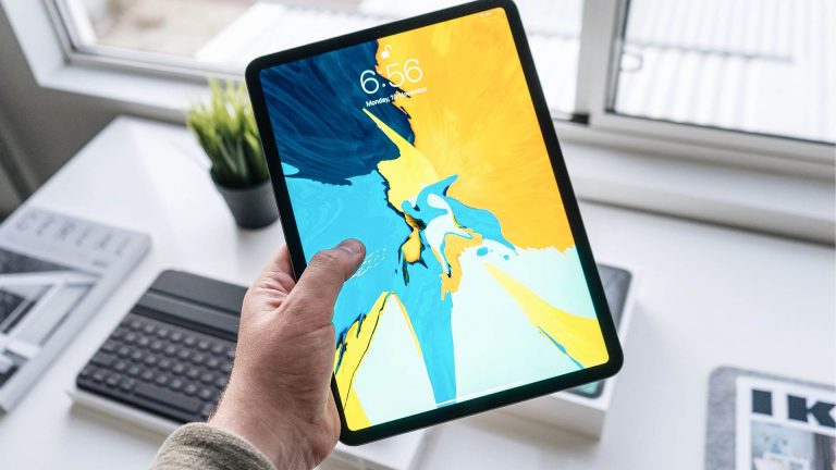 iPad Modelle Eine Person hält ein iPad mit eingeschaltetem Display in die Kamera.