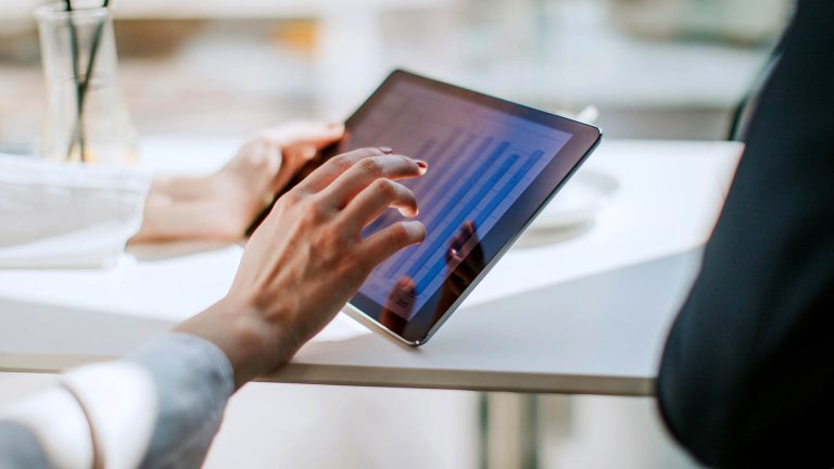 iPad Modelle Eine Person hält ein iPad in der Hand. Darauf ist ein Balkendiagramm zu sehen.