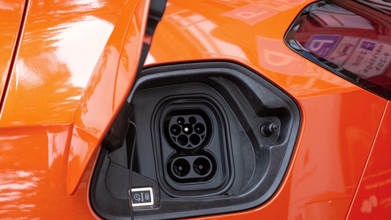 Elektroauto laden Der komplette CCS-Anschluss an einem Opel Corsa-e.