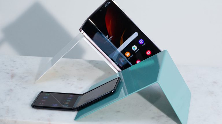 Samsung Galaxy Z Fold2 und Z Flip2 Das Samsung Galaxy Z Fold2 und das Z Flip liegen dekorativ auf einem Tisch.