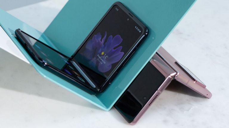 Samsung Galaxy Z Fold2 und Z Flip2 Das Samsung Galaxy Z Fold2 und das Z Flip liegen dekorativ auf einem Tisch.