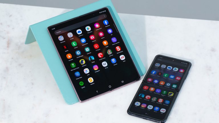 Samsung Galaxy Z Fold2 und Z Flip2 Das Samsung Galaxy Z Fold2 und das Z Flip liegen dekorativ auf einem Tisch.