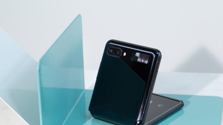 Samsung Galaxy Z Flip2 Das Samsung Galaxy Z Flip steht halb aufgeklappt auf einem Tisch.