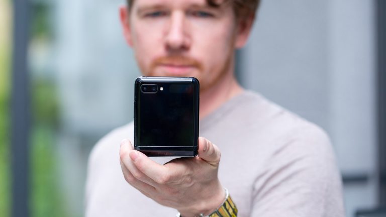 Samsung Galaxy Z Flip2 Eine Person hält ein halb aufgeklapptes Samsung Galaxy Z Flip in die Kamera.