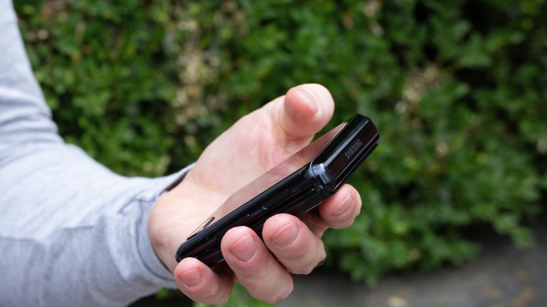Samsung Galaxy Z Flip2 Eine Person hält ein geschlossenes Samsung Galaxy Z Flip in der Hand.