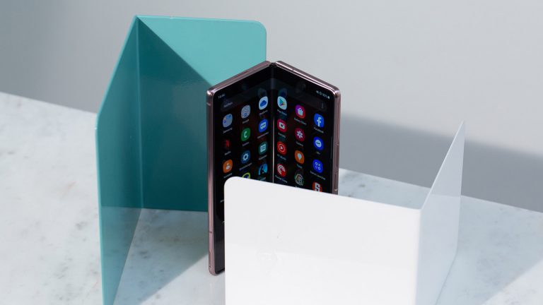 Samsung Galaxy Z Fold2 Das Samsung Galaxy Z Fold2 steht halb aufgeklappt auf einem Tisch.