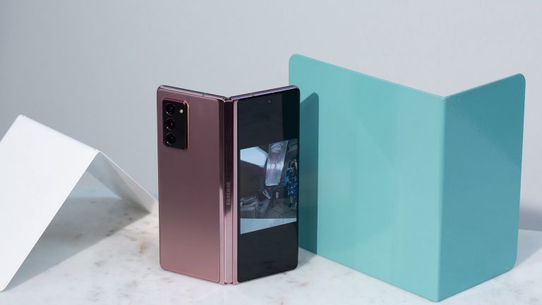 Samsung Galaxy Z Fold2 Das Samsung Galaxy Z Fold2 steht halb aufgeklappt auf einem Tisch.