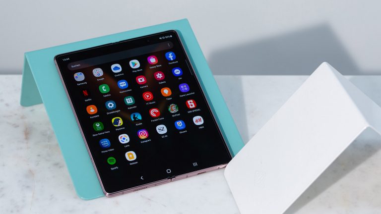 Samsung Galaxy Z Fold2 Das Samsung Galaxy Z Fold2 liegt aufgeklappt auf einem Tisch.