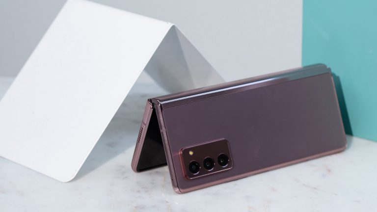 Samsung Galaxy Z Fold2 Das Samsung Galaxy Z Fold2 steht halb aufgeklappt auf einem Tisch.