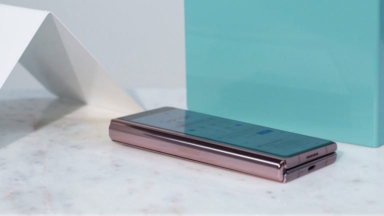 Samsung Galaxy Z Fold2 Das Samsung Galaxy Z Fold2 liegt geschlossen auf einem Tisch.