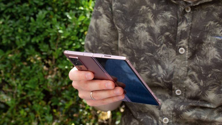 Samsung Galaxy Z Fold2 Eine Person hält ein geöffnetes Samsung Galaxy Z Fold2 in den Händen.