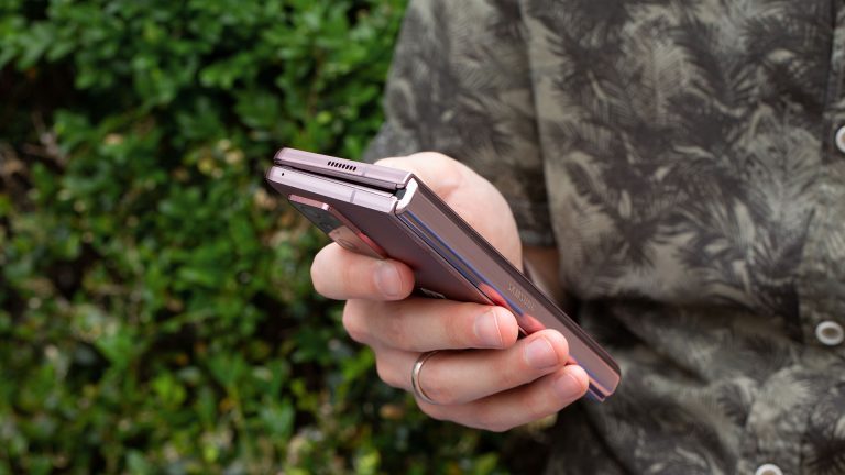 Samsung Galaxy Z Fold2 Eine Person hält ein geschlossenes Samsung Galaxy Z Fold2 in den Händen.