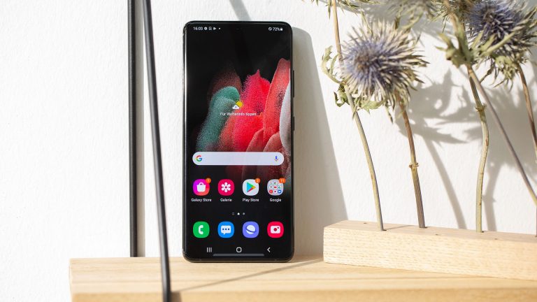 Ein Samsung Galaxy steht auf einem Regal neben Pflanzen.