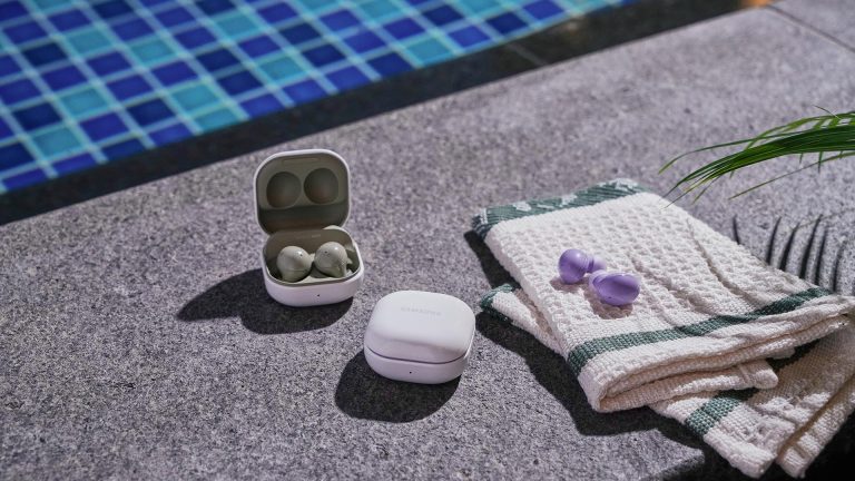 Samsung Galaxy Buds2 Die Galaxy Buds2 am Rande eines Pools.
