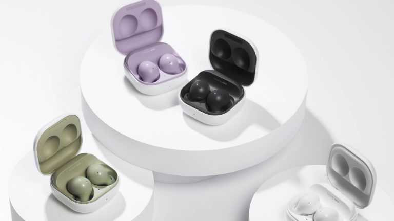 Samsung Galaxy Buds2 Die Galaxy Buds2 in den vier Farben Olive, Lavendel, Schwarz und Weiß.