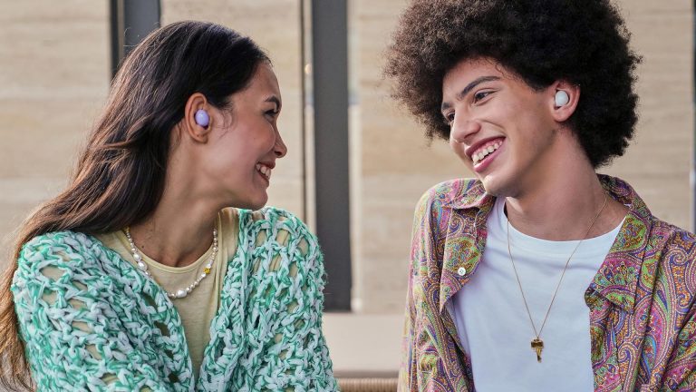 Samsung Galaxy Buds2 Zwei Personen lächeln sich an und tragen dabei die Galaxy Buds2.