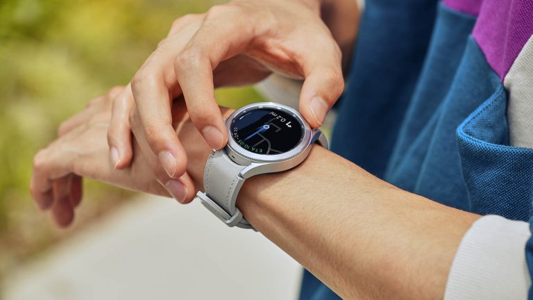 Eine Person bedient die Galaxy Watch4. Auf deren Display ist eine Route angezeigt.
