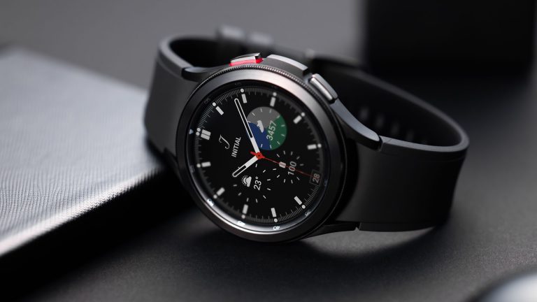Samsung Galaxy Watch4 Die Galaxy Watch4 Classic mit aktiviertem Display.