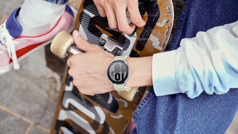 Samsung Galaxy Watch4 Die Galaxy Watch4 am Handgelenk einer Person mit einem Skateboard.