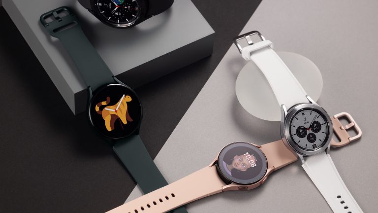 Samsung Galaxy Watch4 Vier Galaxy Watch4 kunstvoll in einer Kulisse angeordnet.