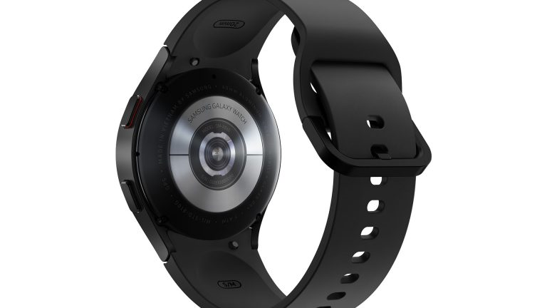 Samsung Galaxy Watch4 Ein Blick auf die Unterseite des Uhrgehäuses der Galaxy Watch4.